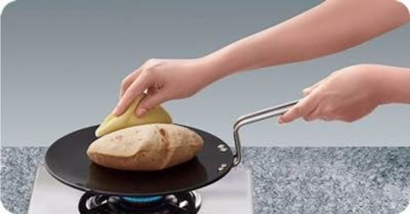 Hawkins Futura Hard Anodised Roti Tava 26cm, 4.88mm Thick Induction Compatible (Black) - Image 3